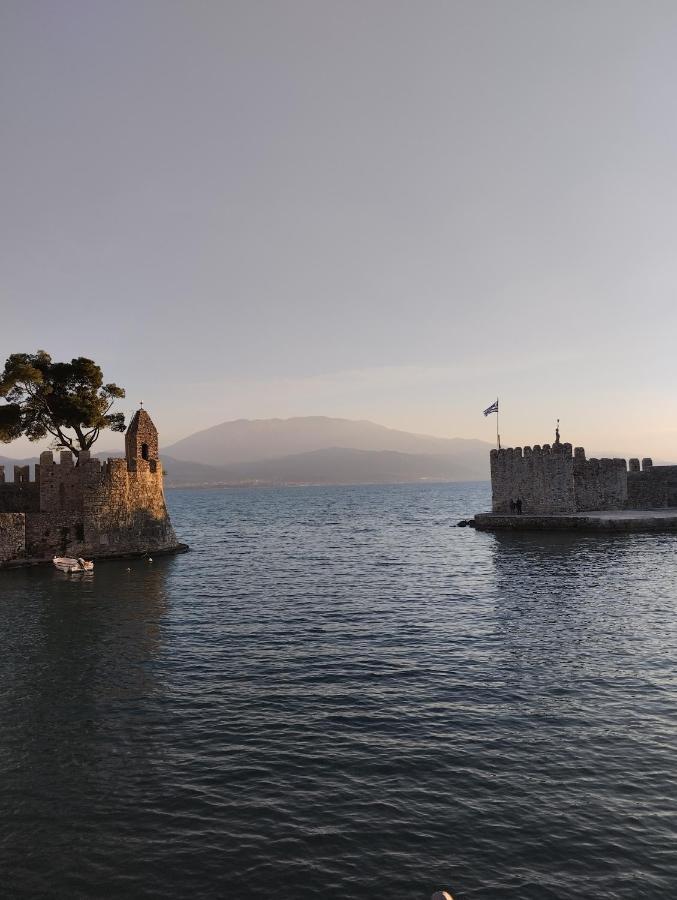 Πέτρινο Στη Θάλασσα Lejlighed Nafpaktos Eksteriør billede