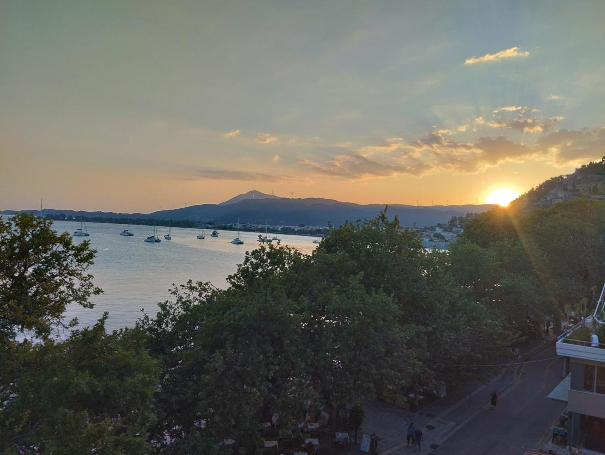 Πέτρινο Στη Θάλασσα Lejlighed Nafpaktos Eksteriør billede